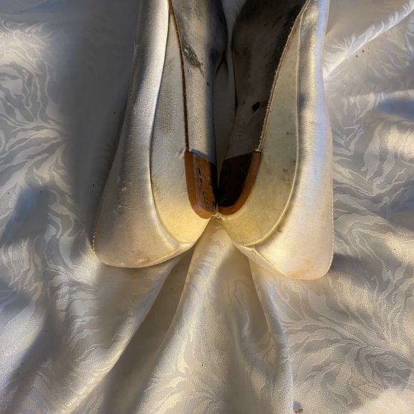 Dyeables Ladies Cream Satin 1”Wedge heel Flats 8B - Picture 2 of 4